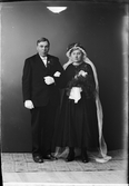 Ateljéporträtt - brudparet Jansson från Sund, Börstil socken, Uppland 1921