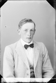 Ateljéporträtt - Alvin Nymark från Barkö, Börstil socken, Uppland 1922
