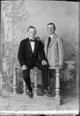 Ateljéporträtt - man och Gunnar Lööf från Lugnet, Hökhuvud socken, Uppland 1921