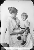 Ateljéporträtt - fru Tyra Hasselqvist med barn i knät, Östhammar, Uppland 1921