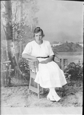 Ateljéporträtt - Ruth Jansson från Ånö, Hökhuvud socken, Uppland 1921