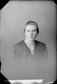 Ateljéporträtt - Emma Sundin från Snesslinge, Börstil socken, Uppland 1921