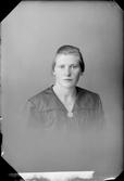Ateljéporträtt - Emma Sundin från Snesslinge, Börstil socken, Uppland 1921