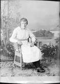 Ateljéporträtt - Iris Gustafsson från Enboda, Harg socken, Uppland 1921