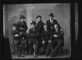 En grupp män i hatt