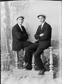 Ateljéporträtt - Gustaf Larsson och Wilhelm Larsson från Johannisfors, Forsmark socken, Uppland 1921