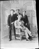 Ateljéporträtt - Gustaf Larsson, Wilhelm Larsson, David Nyman från Johannisfors, Forsmark socken och Eskil Tillman från Aspö, Börstil socken, Uppland 1921