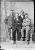 Ateljéporträtt - fyra män, Östhammar, Uppland 1922