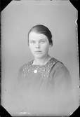 Ateljéporträtt - Greta Södergren från Väskinge, Ekeby socken, Uppland 1922