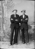 Ateljéporträtt - ung man tillsammans med Birger Messing från Börstil, Uppland 1922