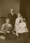 Aleljéporträtt av familjen Carl Pontus Karlsson (född 1870 i Ljung - död 1954 i Kållered), hustrun Alida Johansdotter (1872-07-13 i Rommele, död 1958-03-02 i Kållered), döttrarna Alida KAROLA Karlsson (född 1898 i Örgryte, död 2005 i Kållered) och systern ALICE Konstantina Karlsson (född 1905 i Örgryte, död 1997 i Kållered). Familjen byggde 