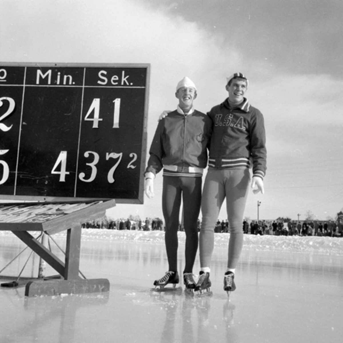Paul Enock, Canada 4.37.2 på 3000m og Eddie Rudolp, USA, 41.0, skøyteløp, Hamar Stadion. (Foto/Photo)