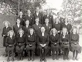 Prästen Elmqvist (i mitten) med komfirmander från Rolfstorp och Grimeton socknar. Bilden är tagen utomhus.