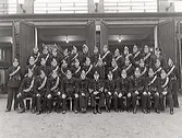 Varbergs brandkår 1938. Brandsoldaterna poserar framför vagnhallen på brandstationen, Engelbrektsgatan 5. Översta raden från vänster: Björn Bengtsson, Robert Halling, Evert Edin, Göte Johansson, Bengtsson, förman Sten Andersson, Ragnar Mossberg, Gustav Andersson, Gustav Eliasson, Ragnar Friberg, ?, John Alfredsson, Karl- Olof Åsare. Mittersta raden från vänster: Alfred Bengtsson, Karlsson 