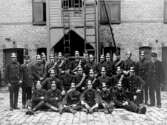 Varbergs frivilliga brandkår år 1918 poserar framför brandstationen på Torggatan, i Kv Läkaren.