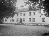 Exteriör. Mangårdsbyggnad till Hägareds gård. Gården är byggd vid början av 1800-talet och köptes vid början av 1900-talet av Sven Eliasson. Hans släktingar bor kvar och driver gården.Inskriven som bondgård.OBS de målde gardinerna i mittpartiet av huset.