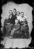 Skogsamil Olof Matsson i Sörnäs socken i Lima, med familj, 1898.