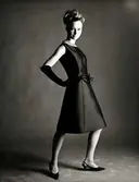 NK:s Franska damskrädderi, mannekäng i klänning från Jean Patou, långa handskar och pumps.