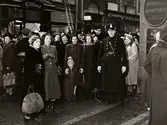 Folksamling utanför entrén till NK (Nordiska Kompaniet) i Stockholm inför realisationen, februari 1950.