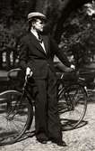 Nordiska Kompaniet, herrmode. Man med cykel, september 1929