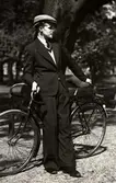 Nordiska Kompaniet, herrmode. Man med cykel, september 1929
