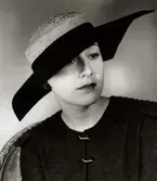 Nordiska Kompaniet, dammode. Vårhatt, ljus kulle med svart brätte, 13 mars 1934