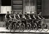 Nordiska Kompaniets cykelbud på rad. Unga pojkar som levererar varor med cykel till kunderna,