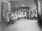Barn på Margaretaskolan, Kommendörsgatan 25, Stockholm. Kindergarten grundat 1896 av Anna Ekelund och Signe Åkermark.