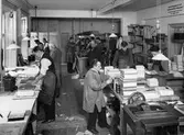 Män i arbete i O. Bernh. Anderssons Bokbinderi. Nordiska Kompaniet.