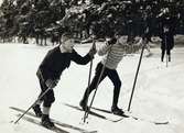 Vintersport i Lilljanskogen. Två pojkar åker skidor.