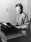 Anna Lisa Wadman vid en skrivmaskin. Nordiska kompaniet.