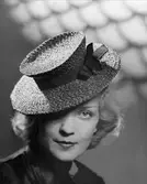 Läderbrun stråhatt. Nordiska Kompaniet.