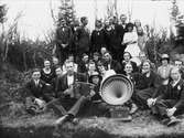 Ungdomar från Heden, Dalarna, med dragspel och trattgrammofon