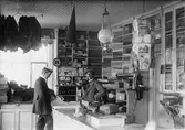 Interiör, Ärnäslunds handelsbod. Kund: Gunnar Olsson. Handelsbiträde: Karl Hedlöf