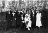 Bröllop i Skålmo, Lima mellan Elis Andersson från Rämshyttan och Johanna Ezelius från Skålmo. Gruppbild med brudparet i mitten.