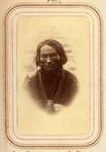 Porträtt av Amund Nilsson Länta, 70 år, Sirkas sameby. Ur Lotten von Dübens fotoalbum med motiv från den etnologiska expedition till Lappland som leddes av hennes make Gustaf von Düben 1868.