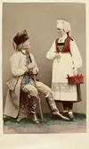 Dräktdockor med huvuden skulpterade av C A Söderman, visade på världsutställningen i Paris 1867. Man från Gudbrandsdalen och kvinna från Hardanger, Norge. Handkolorerad.