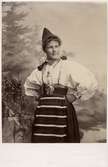 Kvinna poserar i en folkdräkt från Dalarna.