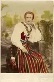 Kvinna i folkdräkt