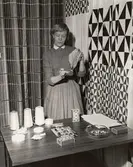 Astrid Sampe bränntestar glastyg på Nordiska Kompaniets textilkammare i samarbete med Mölnlycke. Textil av Astrid Sampe. 