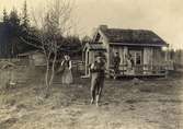 Torparen Carl Olson med sin hustru och barnen Hilding och Ester. Torp under gården Melltorp, Hova socken, Västergötland.