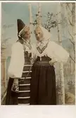 Färglagt foto efter ett kort på två unga flickor i folkdräkter