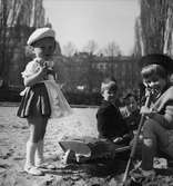 Småbarn i sandlåda. Reklambild för barnkläder 1941. Nordiska Kompaniet.