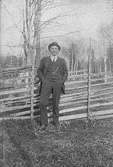 Helporträtt av en man vid ett staket. Lima, Dalarna