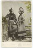 Ateljéporträtt. Två unga samekvinnor klädda i kolt. Kvinnan t.v. Inga Århén. 