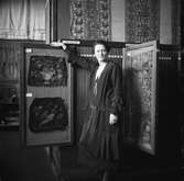 Emelie von Walterstorff i textila studiesamlingen på Nordiska museet. Hon arbetade på Nordiska museet mellan 1903 och 1933 som textilexpert och konstnär. Bland annat avbildade hon museiföremål i akvarell på katalogkort.