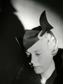 Kvinnlig modell i hatt från Caroline Reboux. Nordiska Kompaniet, Stockholm.
