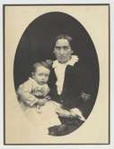 Ateljéporträtt av Claes Lagergren (1853-1930) som barn tillsammans med med modern Carolina (1815-1901).