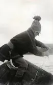 Anders Saitun tar upp nät. Tjuonajokk, Norrkaitum, Gällivare socken, Lappland.