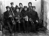 Frälsningsarméns nybildade hornorkester. 7 personer med blåsinstrument. Frälsningsarmen har varit aktiva i Trelleborg sedan 1889.